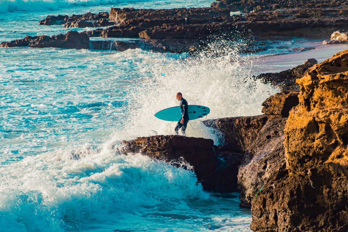 Surfer shaking the waves